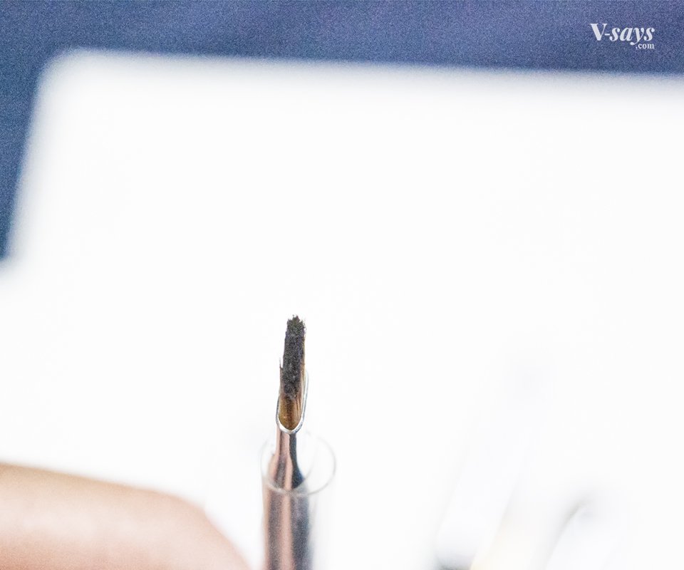 Anastasia 7B brow brush, side view showing thinness